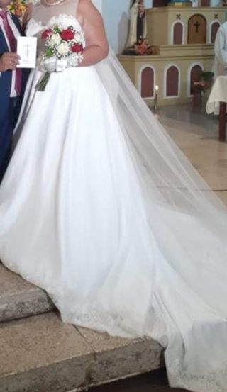 Vestido de Novia con Velo y Cancán