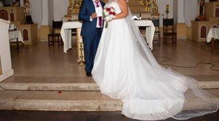 Vestido de Novia con Velo y Cancán