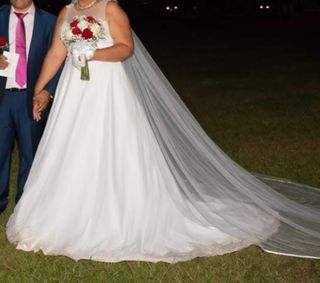 Vestido de Novia con Velo y Cancán