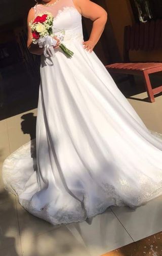 Vestido de Novia con Velo y Cancán