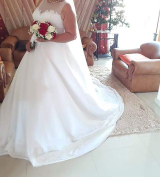 Vestido de Novia con Velo y Cancán
