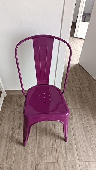 Silla metálica morada estilo industrial