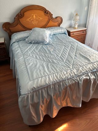 Dormitorio Clásico Completo con Lámparas