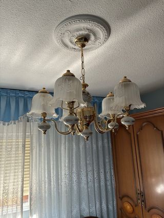 Dormitorio Clásico Completo con Lámparas