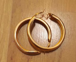 Aros dorados anchos acero inoxidable. No pesan.