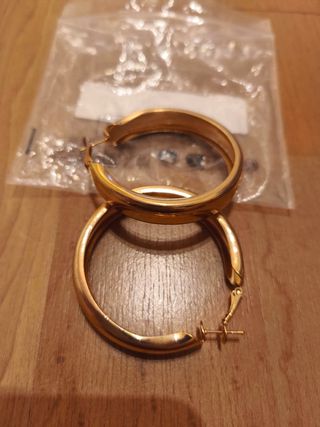 Aros dorados anchos acero inoxidable. No pesan.