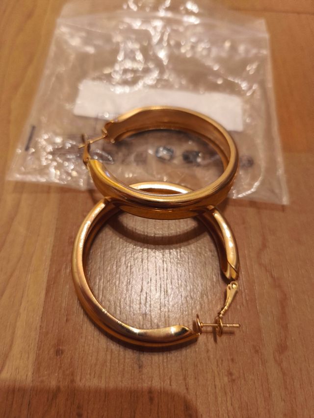 Aros dorados anchos acero inoxidable. No pesan.