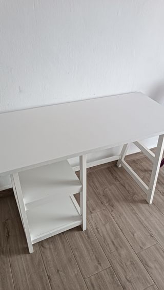 Escritorio blanco de madera