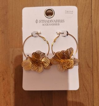 Pendientes Stradivarius dorados flor.Sin estrenar
