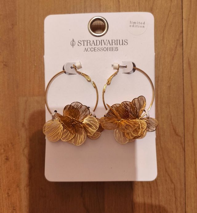 Pendientes Stradivarius dorados flor.Sin estrenar