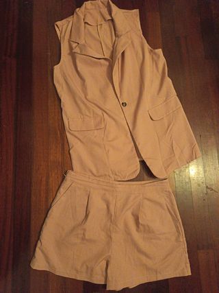 Conjunto chaleco y shorts beige