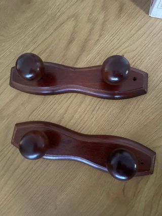 Colgadores de madera marrones