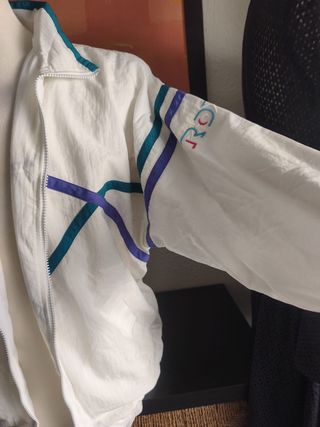 Chaqueta Y2K blanca y morada