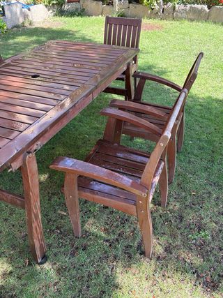 Mesa de jardín de madera con sillas