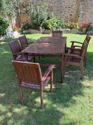 Mesa de jardín de madera con sillas