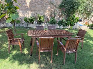 Mesa de jardín de madera con sillas