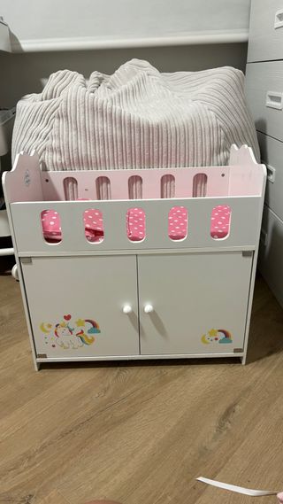 Cuna de muñecas de madera blanca con armario