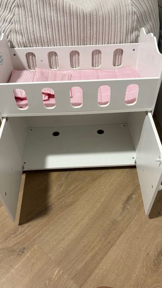 Cuna de muñecas de madera blanca con armario