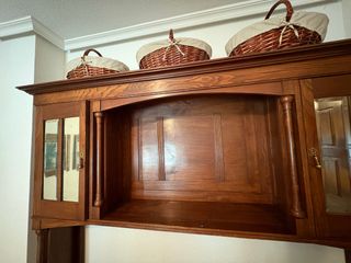 Mueble de madera y mimbre decorativo