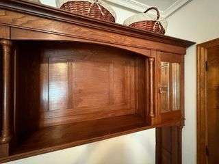 Mueble de madera y mimbre decorativo