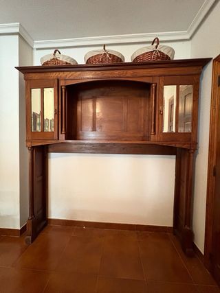 Mueble de madera y mimbre decorativo