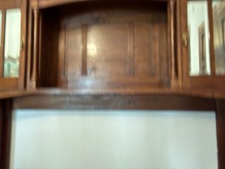 Mueble de madera y mimbre decorativo