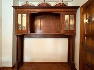 Mueble de madera y mimbre decorativo