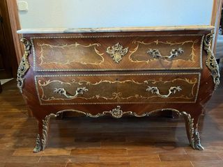 Aparador de madera con detalles dorados y mármol