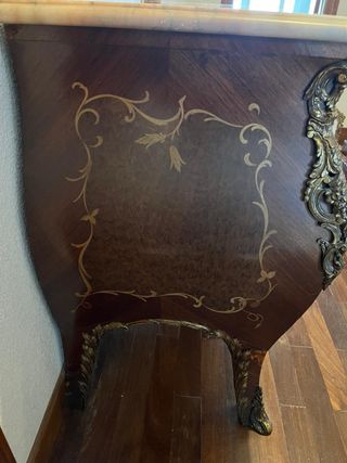 Aparador de madera con detalles dorados y mármol