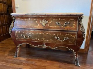 Aparador de madera con detalles dorados y mármol