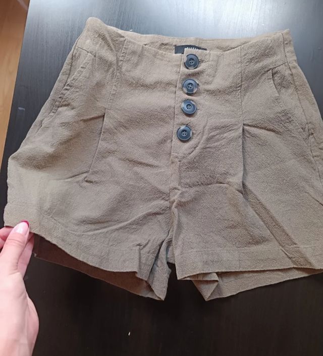 Pantalón corto verde con botones