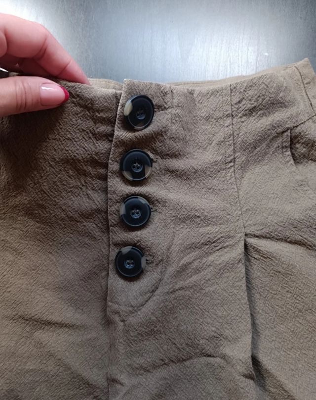 Pantalón corto verde con botones