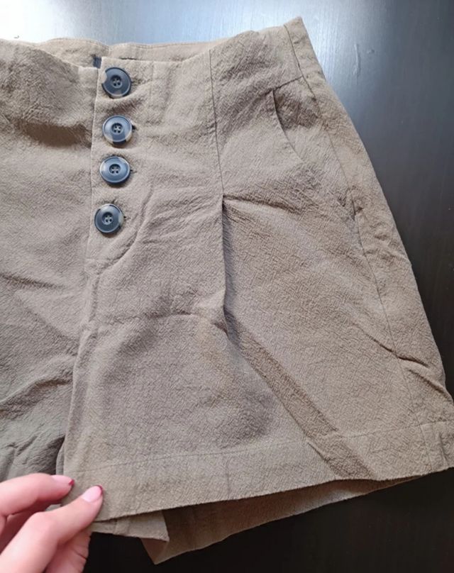 Pantalón corto verde con botones