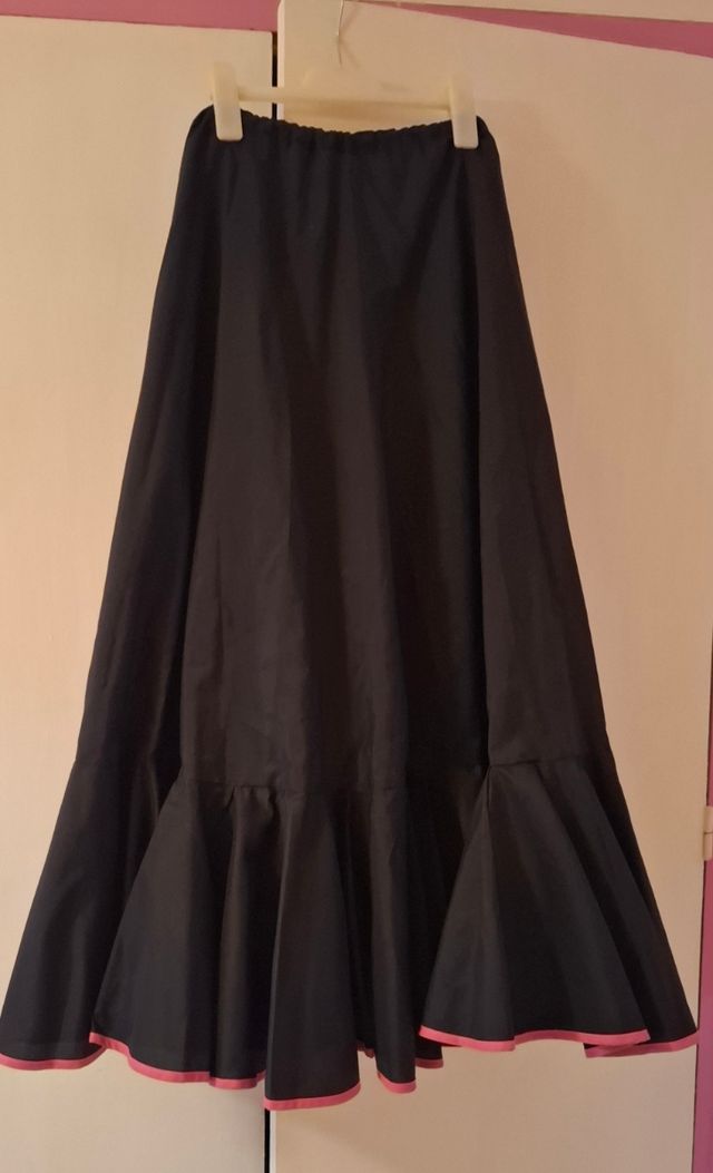 Falda flamenca negra con volantes