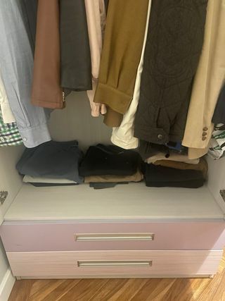 Armario ropero blanco y rosa