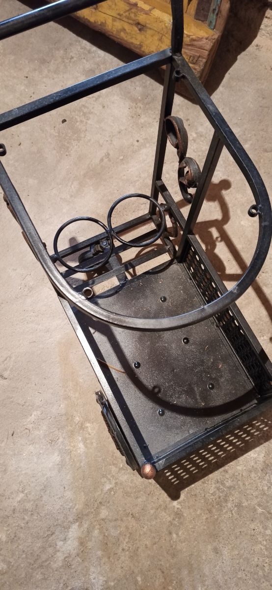 Carrello ausiliario in ferro battuto con ruote