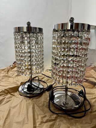 Lámparas de techo y mesita plateadas con cristales