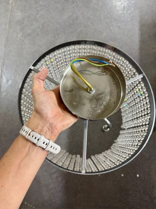 Lámparas de techo y mesita plateadas con cristales