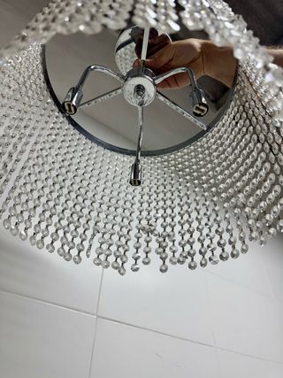 Lámparas de techo y mesita plateadas con cristales