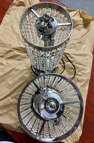 Lámparas de techo y mesita plateadas con cristales