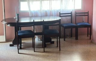 Mesa de comedor y 4 sillas de madera