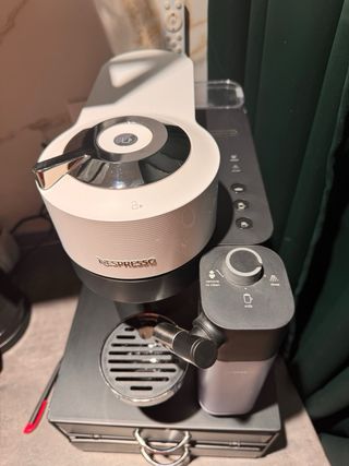 Cafetera Nespresso Vertuo Lattissima