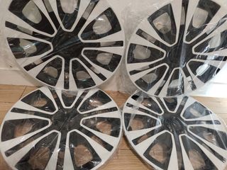 Tapacubos de coche negros y blancos