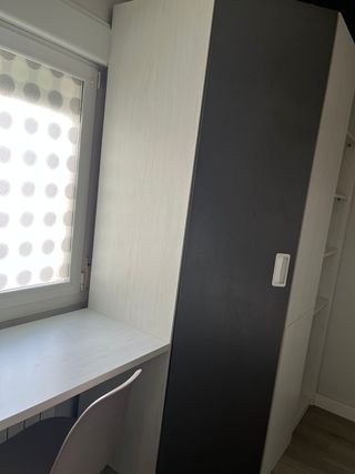 Habitación juvenil blanco gris y verde menta