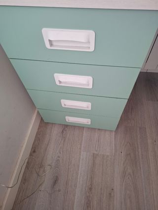 Habitación juvenil blanco gris y verde menta