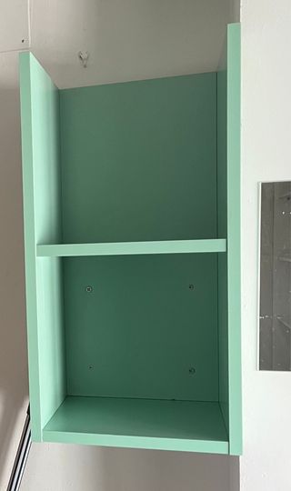 Habitación juvenil blanco gris y verde menta