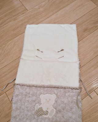 Saco capazo y silla gris de peluche