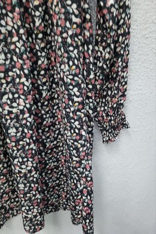 Vestido floral negro con cuello alto