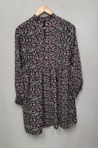 Vestido floral negro con cuello alto