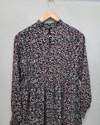 Vestido floral negro con cuello alto